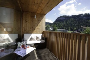 Unclassified image, 3 of 40, button