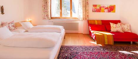 2 bedrooms, in-room safe, desk, WiFi