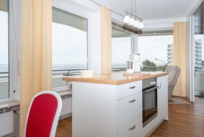 Køleskab, mikrobølgeovn, ovn, kaffe-/temaskine