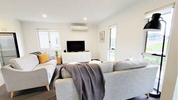 TV connectée, livres, enceintes connectées