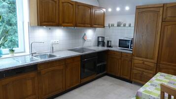 Kühlschrank, Mikrowelle, Ofen, Geschirrspüler