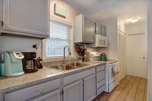 Een koelkast, een microgolfoven, een oven, een kookplaat