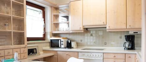 Kühlschrank, Mikrowelle, Ofen, Wasserkocher mit Kaffee-/Teezubehör