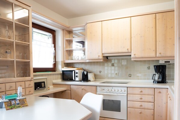Kühlschrank, Mikrowelle, Ofen, Wasserkocher mit Kaffee-/Teezubehör