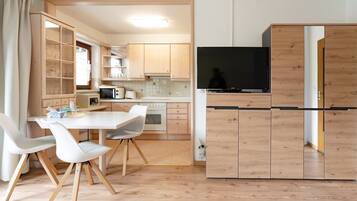 Fridge, microwave, oven, coffee/tea maker