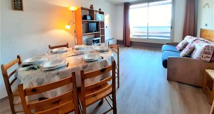 Studio cabin for 6 with balcony and slope views