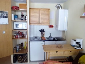 Réfrigérateur, micro-ondes, plaque de cuisson, cafetière/bouilloire
