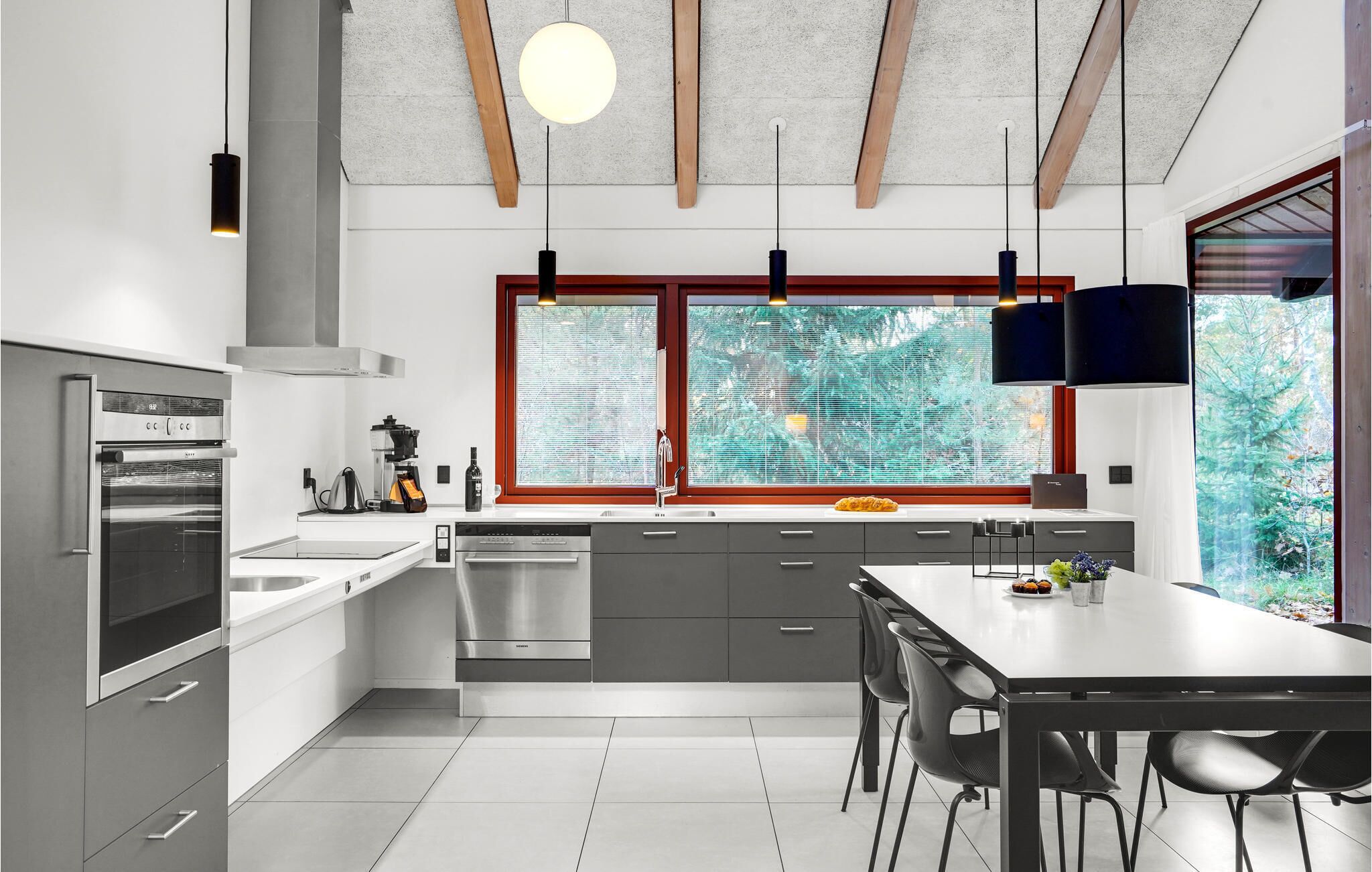 Kjøleskap, oppvaskmaskin og kaffetrakter/tekoker