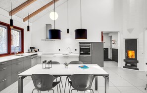 Fridge, dishwasher, coffee/tea maker, cookware/dishes/utensils - Lovely home in Grenaa with kitchen (Grenaa)