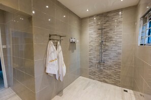 Villa | Salle de bain | Ensemble douche/baignoire, baignoire relaxante profonde, sèche-cheveux