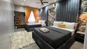 Une chambre moderne avec un grand lit, un lit plus petit, un canapé et une armoire.