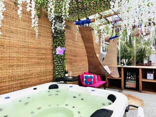 Luxury Escape w/ Infinity Pool & Hot Tub Bar