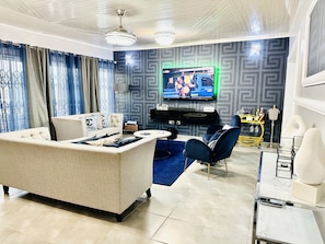 Villa | Wohnbereich | 30-Zoll-Fernseher mit Digitalempfang