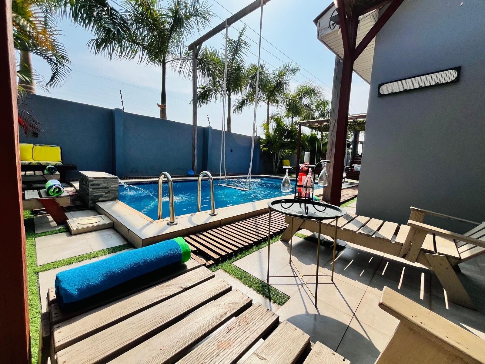 Una piscina al aire libre