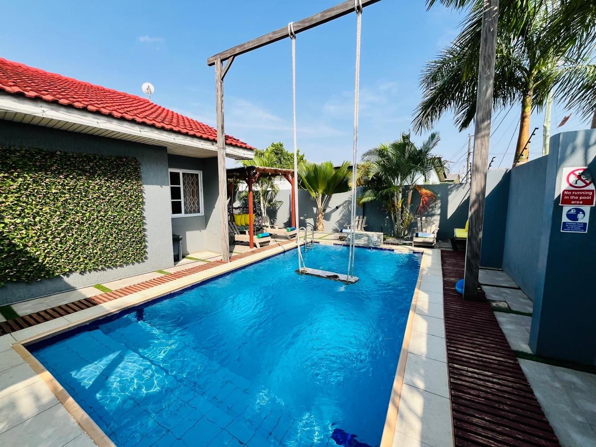Una piscina al aire libre
