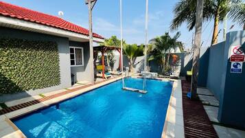 Una piscina al aire libre