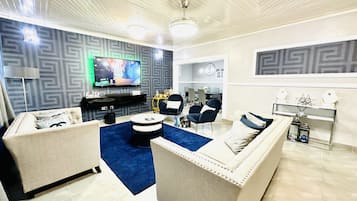 Villa | Wohnbereich | 30-Zoll-Fernseher mit Digitalempfang