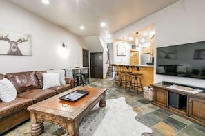 Smart TV, chimenea y libros