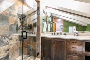 Dusche, Haartrockner, Handtücher