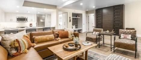 Smart TV, chimenea, oficina