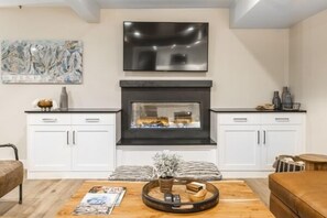 Smart TV, caminetto, studio