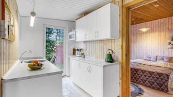 Kühlschrank, Mikrowelle, Herdplatte, Wasserkocher mit Kaffee-/Teezubehör