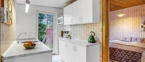 Køleskab, kogeplade, kaffe-/temaskine