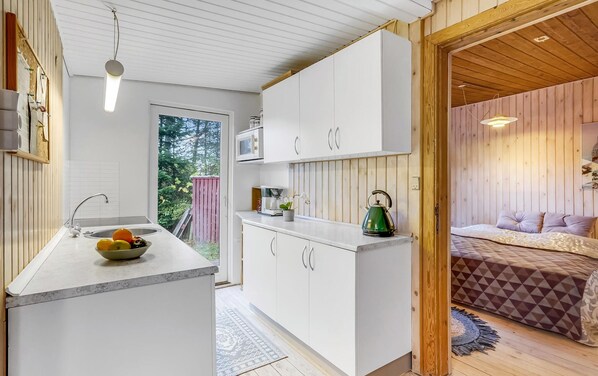 Kühlschrank, Herdplatte, Wasserkocher mit Kaffee-/Teezubehör