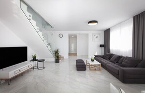 Smart TV, foosball - Beautiful home in Razanj with sauna (Razanj)