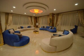 Coin salon dans le hall