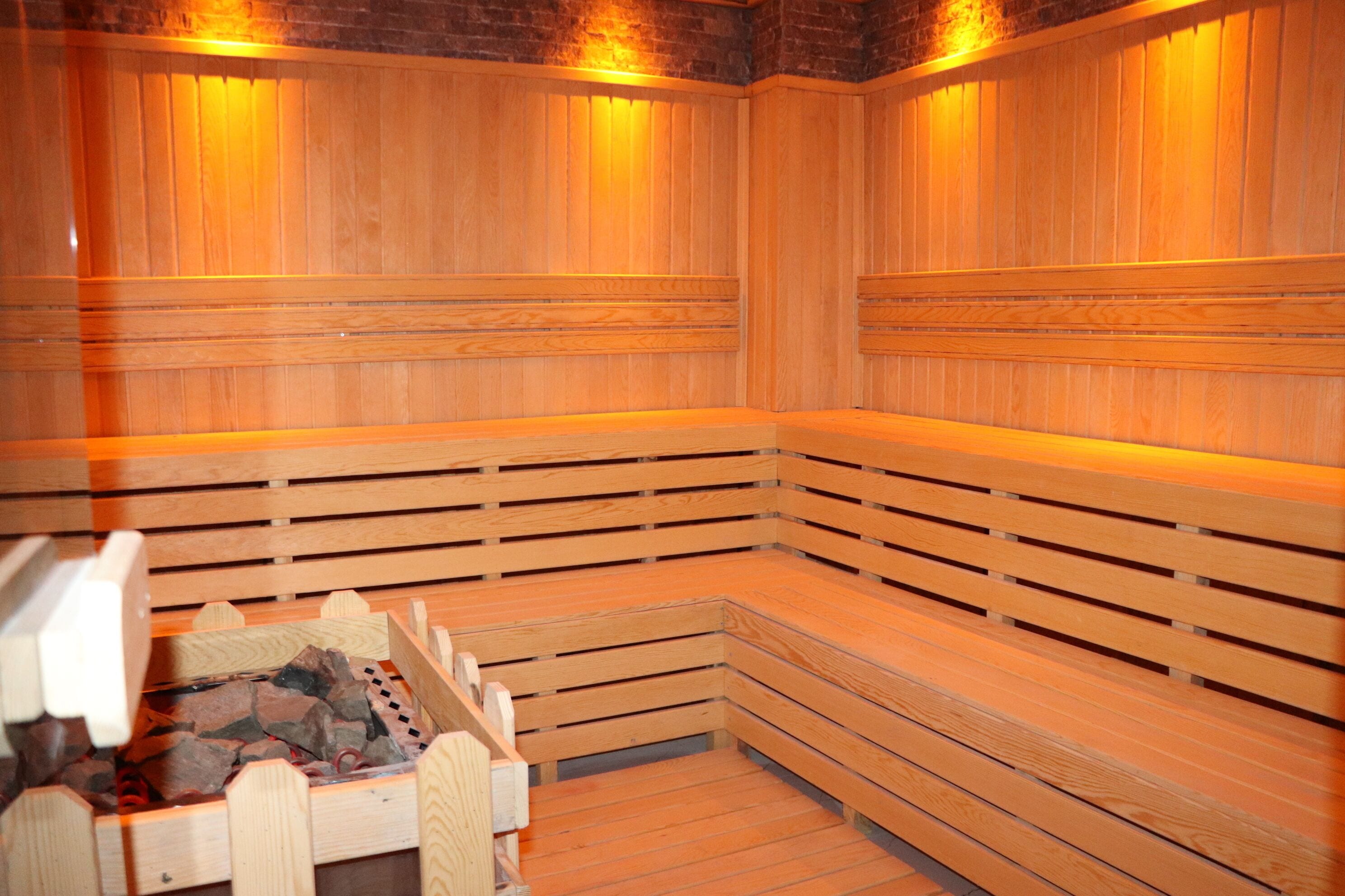 Eine Sauna mit Holzbänken und einem Steinofen.