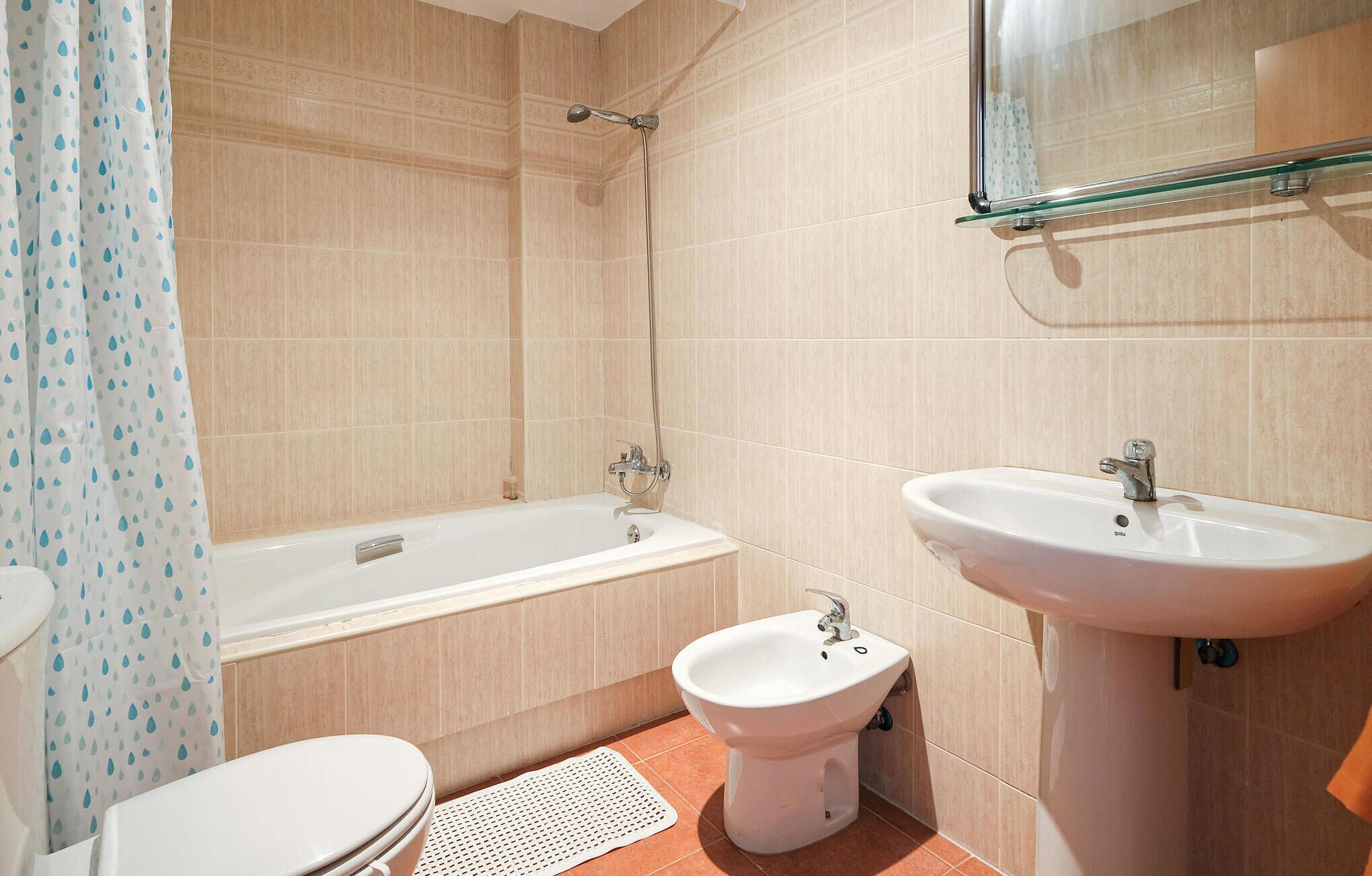 Une salle de bain équipée d’une baignoire, d’un bidet, de toilettes et d’un lavabo.