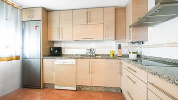 Fridge, oven, stovetop, dishwasher