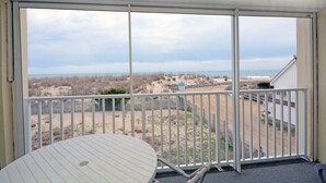 En balkon med udsigt over stranden og havet.