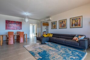 Téléviseur connecté, livres, bureau