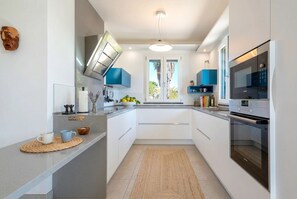 Fridge, microwave, oven, stovetop - Alghero Spectacular sea view, for exclusive use, villa with private pool (Alghero)