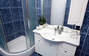 Shower - Amazing apartment in Podstrana with WiFi (Podstrana)