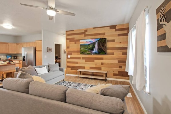 Smart TV, chimenea y videojuegos
