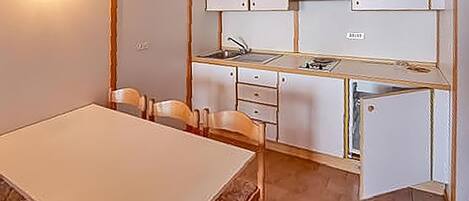Fridge, stovetop