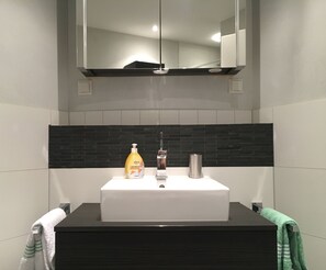 Bathtub, towels