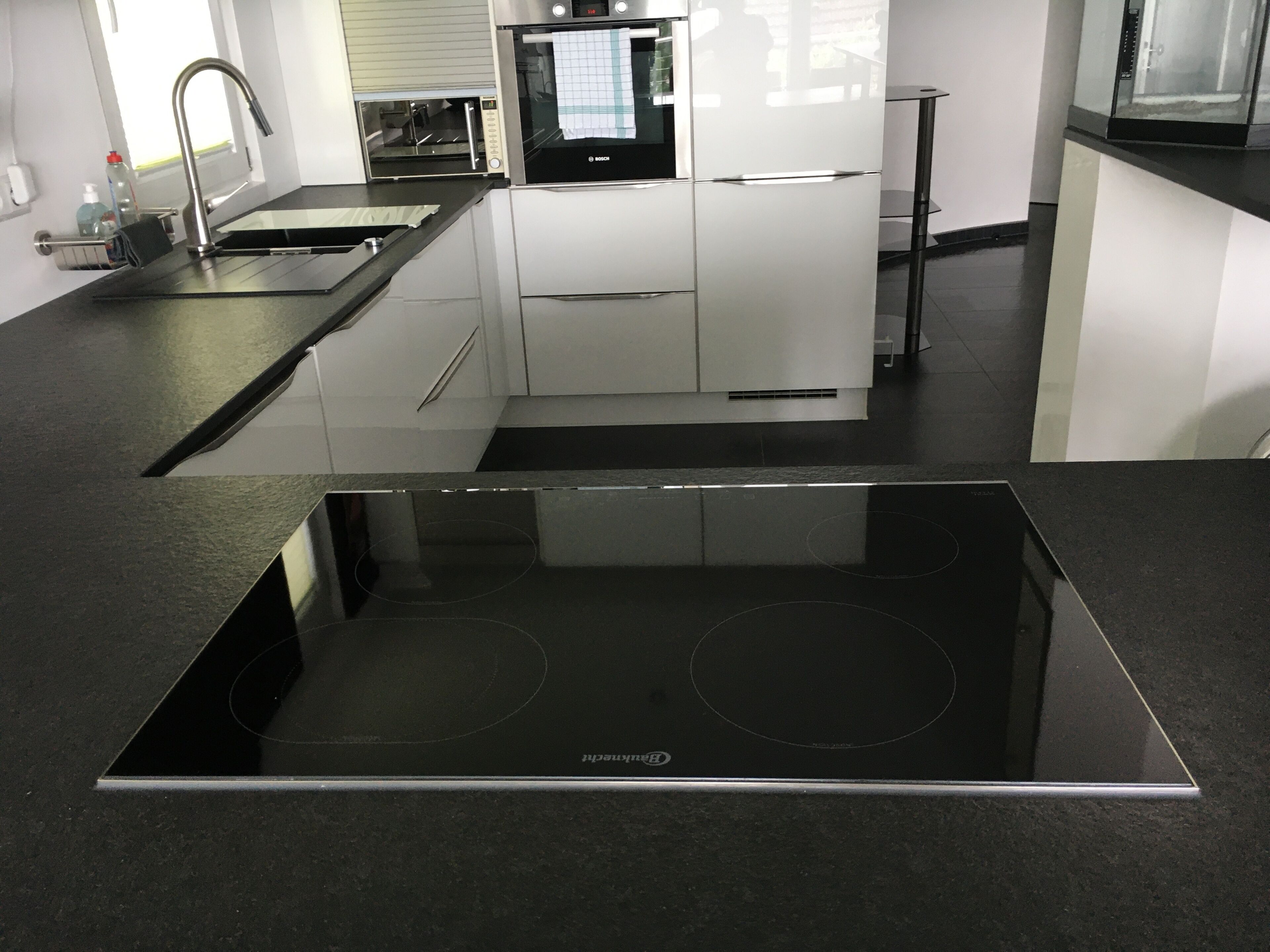 Wasserkocher mit Kaffee-/Teezubehör, Kühlschrank, Mikrowelle, Ofen