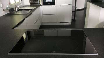 Wasserkocher mit Kaffee-/Teezubehör, Kühlschrank, Mikrowelle, Ofen