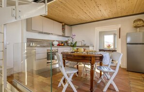 Kjøleskap, ovn, oppvaskmaskin og kaffetrakter/tekoker