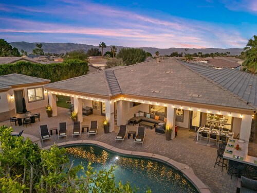 Paradise Palms: Family fun, Salt water pool/spa, games, fire pit