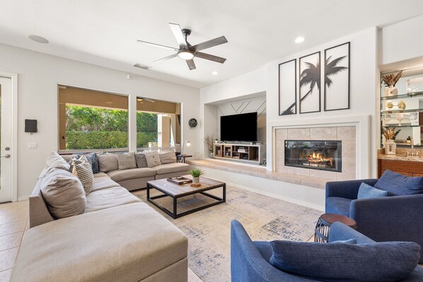 Smart TV, ping pong - Paradise Palms: Family fun, Salt water pool/spa, games, fire pit (Indio)