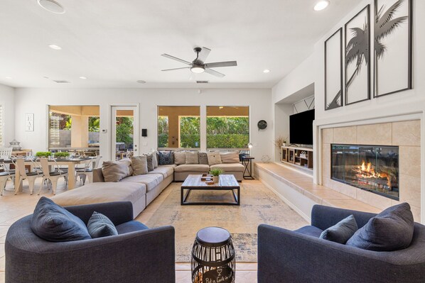 Smart TV, ping pong - Paradise Palms: Family fun, Salt water pool/spa, games, fire pit (Indio)