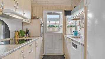 Køleskab, kogeplade, opvaskemaskine, kaffe-/temaskine