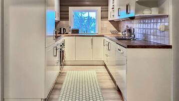 Fridge, dishwasher, coffee/tea maker