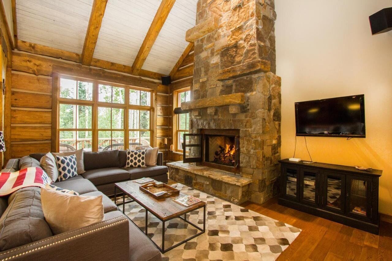 Älytelevisio, takka, DVD-soitin, pöytätennispöytä