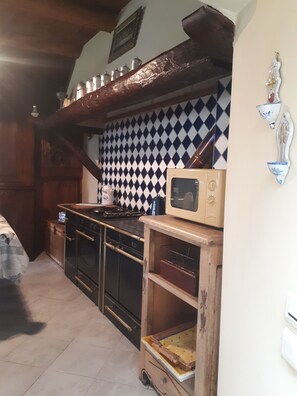 Een koelkast, een microgolfoven, een oven, een kookplaat